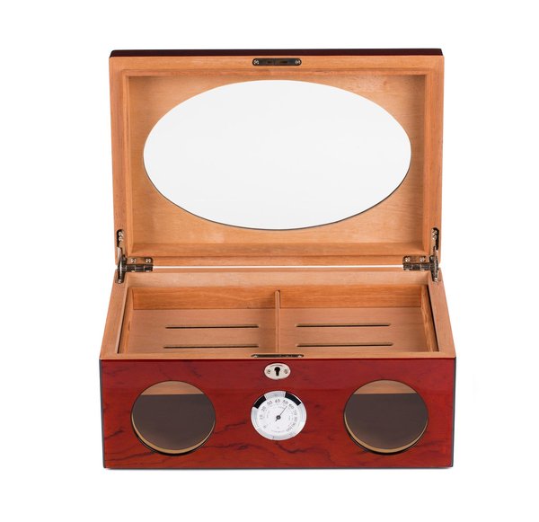 Cigar humidifier and accessories for demanding smokers